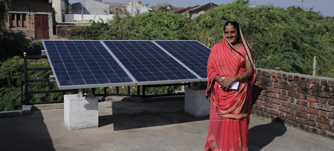 Gadvi Kailashben, viuda de 42 años de edad. Cuida de su familia con un salario exiguo proveniente de la agricultura. La instalación de paneles solares en su casa por parte del gobierno le ha proporcionado asistencia con los gastos del hogar. 