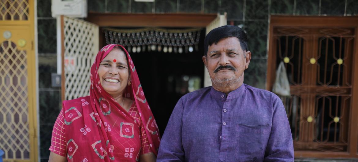 Pingalsinh Karsanbhai (kanan) merasa bahwa proyek tersebut tidak hanya memberikan kebebasan dari tagihan listrik, tetapi juga "tabungan ini seperti pensiun untuk hari tua kita." 