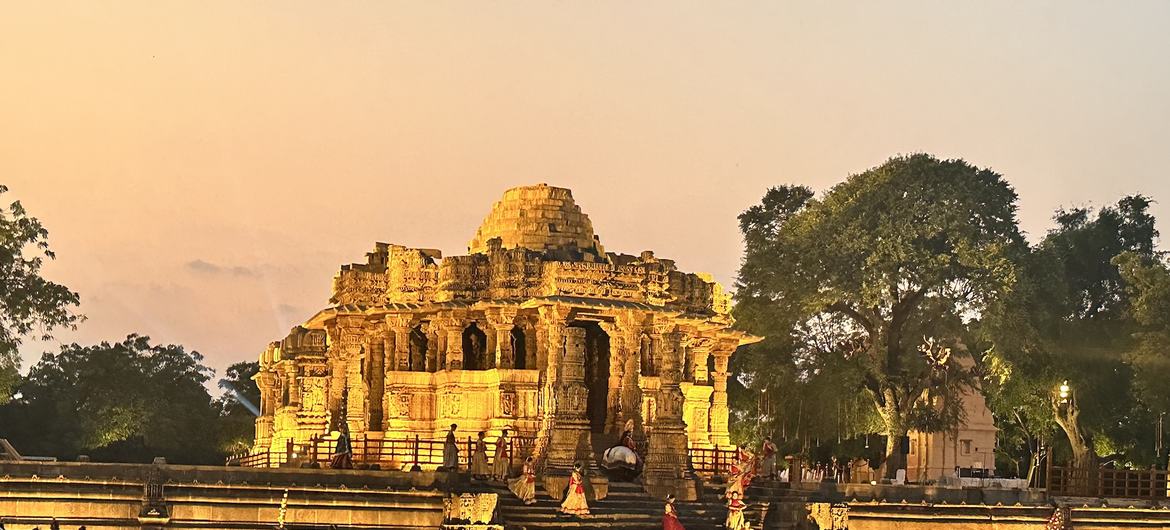 El Templo del Sol de Modhera en Gujarat, India, ahora ejecuta un espectáculo de luces en 3D completamente con energía solar.