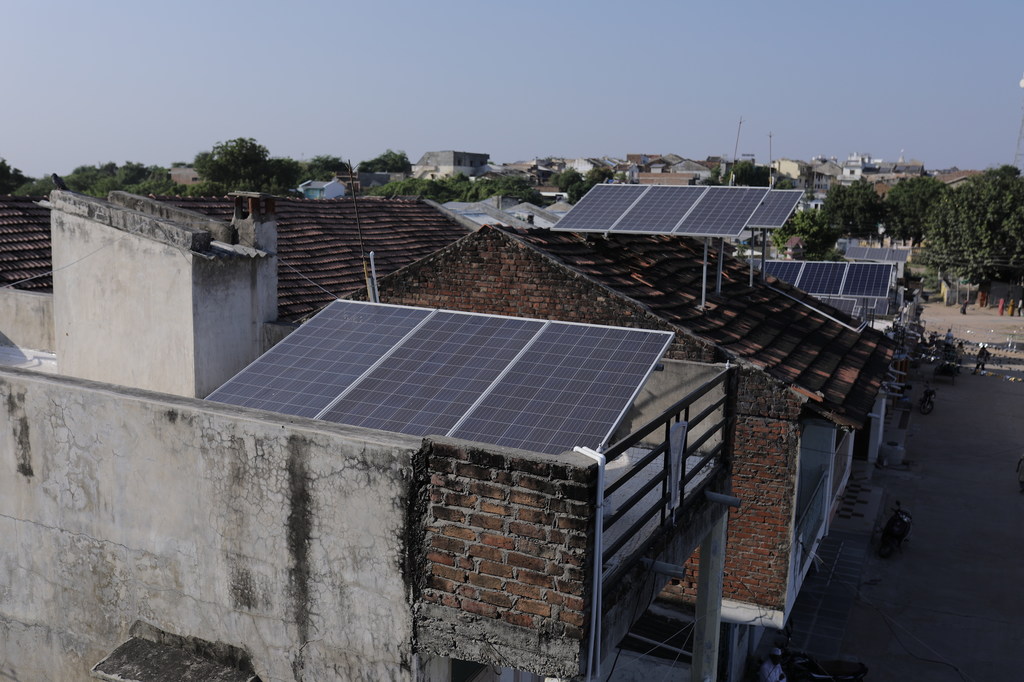 Des panneaux solaires sur les toits des maisons de Modhera, en Inde.