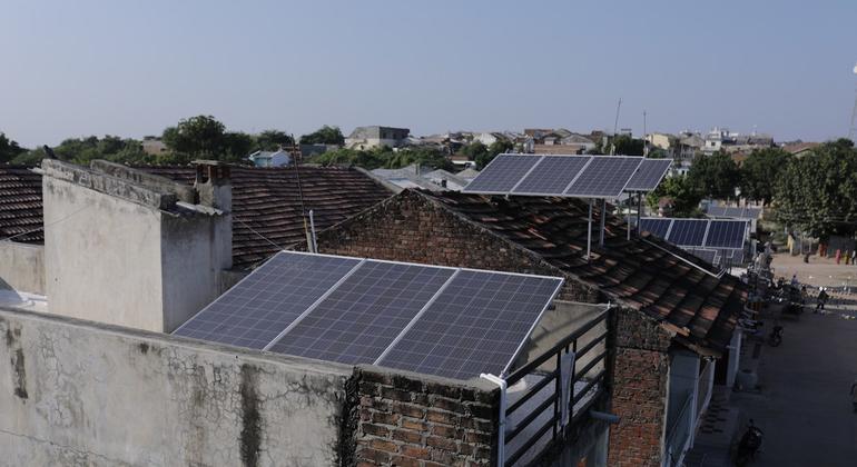 Paneles solares en los techos de las casas en Modhera, India