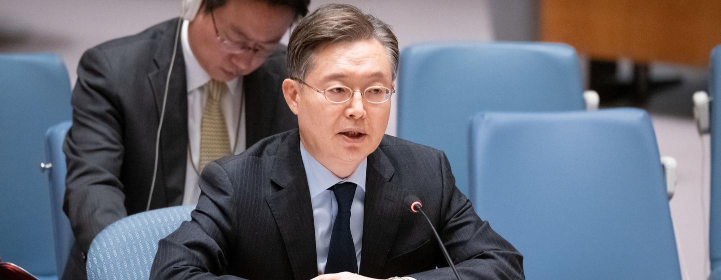 韩国常驻United Nations代表黄俊国在安全理事会关于不扩散和朝鲜民主主义人民共和国的会议上发表讲话。