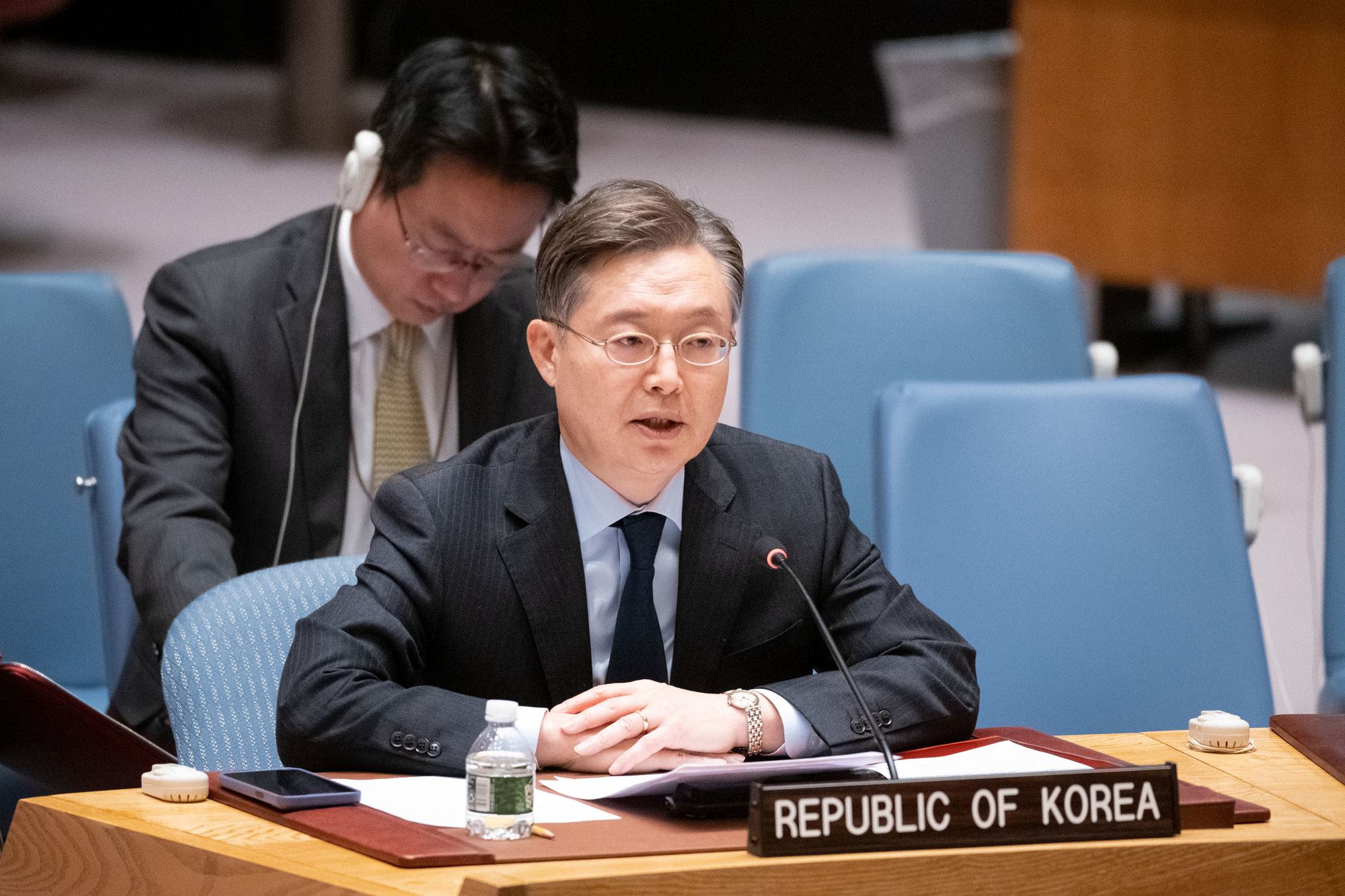 من الأرشيف: سفير جمهورية كوريا، جونكوك هوانغ، يلقي كلمة خلال اجتماع مجلس الأمن