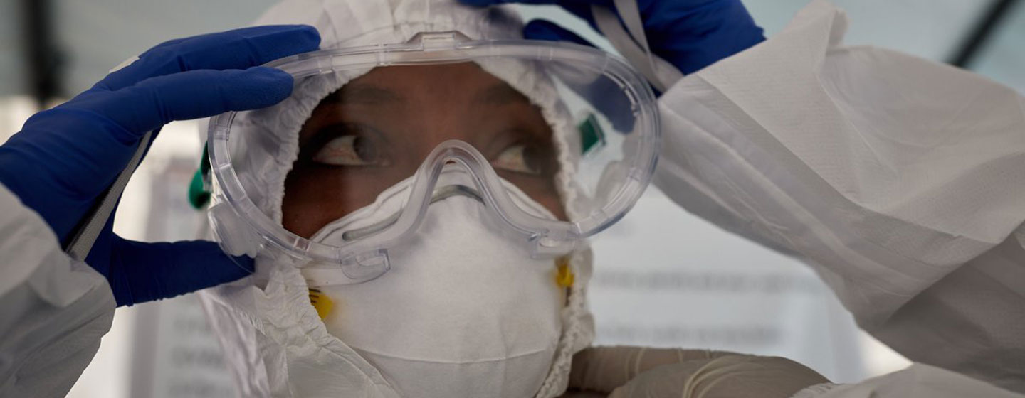 Un agent de santé s'entraîne dans un centre d'isolement à Bole Chefe, près d'Addis-Abeba, en Éthiopie.