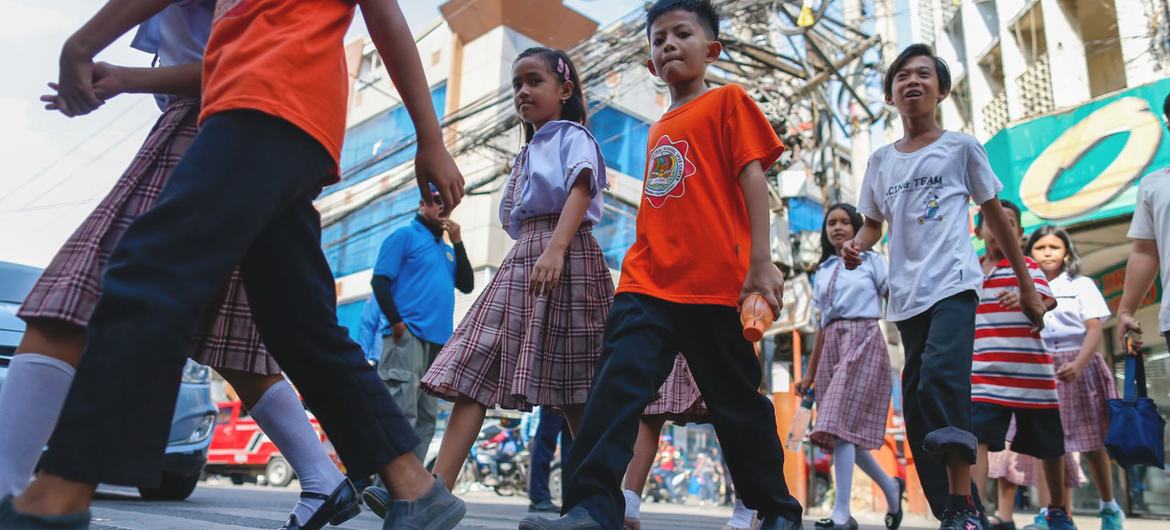 Дети  - одни из главных жертв ДТП. В ООН призывают повысить безопасность дорожного движения, особенно в развивающихся странах.