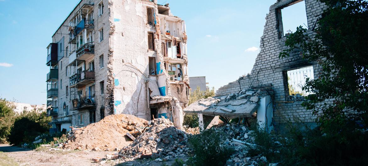 यूक्रेन के इज़युम में बमबारी से ध्वस्त हुई इमारतें.