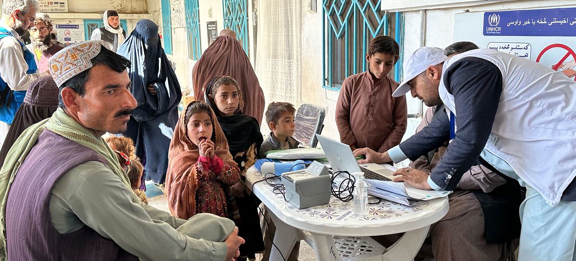 افغانستان میں یو این ایچ سی آر کا عملہ اور اس کے شراکت دار پاکستان کے ساتھ ننگرہار اور قندھار کی سرحدی گزرگاہوں پر آنے والے لوگوں کی مدد میں مصروف ہیں۔
