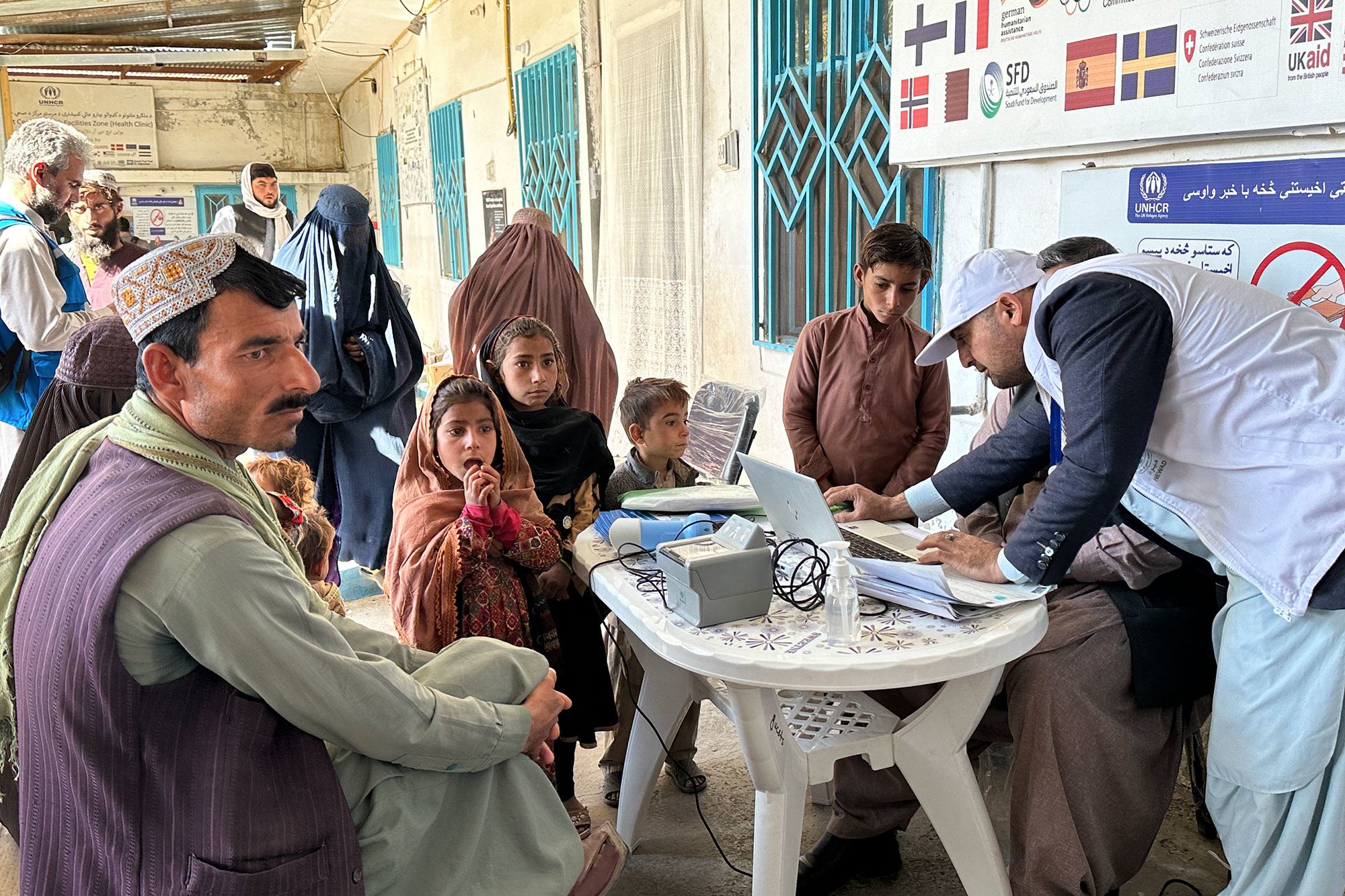 افغانستان میں یو این ایچ سی آر کا عملہ اور اس کے شراکت دار پاکستان کے ساتھ ننگرہار اور قندھار کی سرحدی گزرگاہوں پر آنے والے لوگوں کی مدد میں مصروف ہیں۔