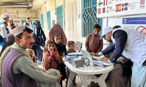 افغانستان میں یو این ایچ سی آر کا عملہ اور اس کے شراکت دار پاکستان کے ساتھ ننگرہار اور قندھار کی سرحدی گزرگاہوں پر آنے والے لوگوں کی مدد میں مصروف ہیں (فائل فوٹو)۔