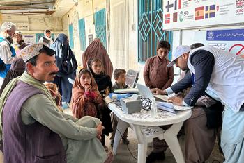 افغانستان میں یو این ایچ سی آر کا عملہ اور اس کے شراکت دار پاکستان کے ساتھ ننگرہار اور قندھار کی سرحدی گزرگاہوں پر آنے والے لوگوں کی مدد میں مصروف ہیں۔