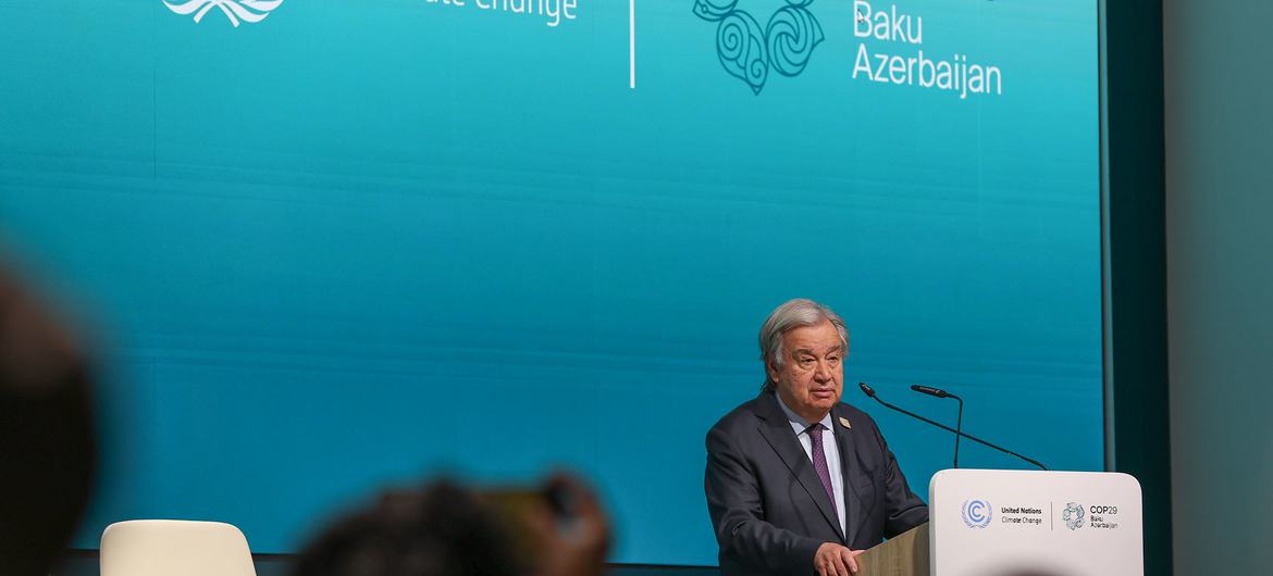 Le Secrétaire général de l'ONU, António Guterres, s'adresse aux journalistes à Bakou, en Azerbaïdjan, à l'avant-dernier jour de la COP29.