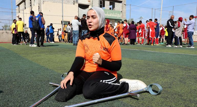 فرح يوسف، لاعبة كرة القدم لمبتوري الأطراف في غزة.