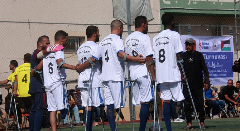 لاعبون مبتوري الأطراف خلال استعدادهم لمباراة بطولة الأمل لكرة القدم لذوي البتر في قطاع غزة.