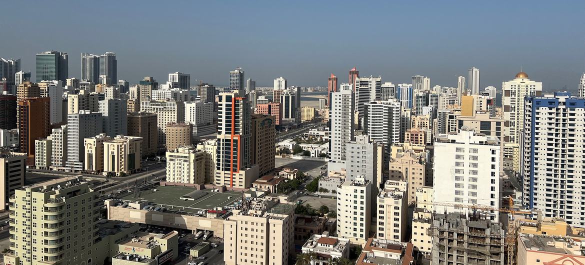 Una vista panorámica de Manama, la capital de Bahrein, que muestra edificios modernos de gran altura e infraestructura urbana bajo un cielo azul claro.
