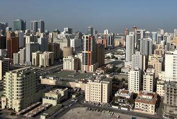 منظر بانورامي لمنامة، عاصمة البحرين، حيث تظهر المباني العالية الحديثة والبنية التحتية الحضرية تحت السماء الزرقاء الواضحة.