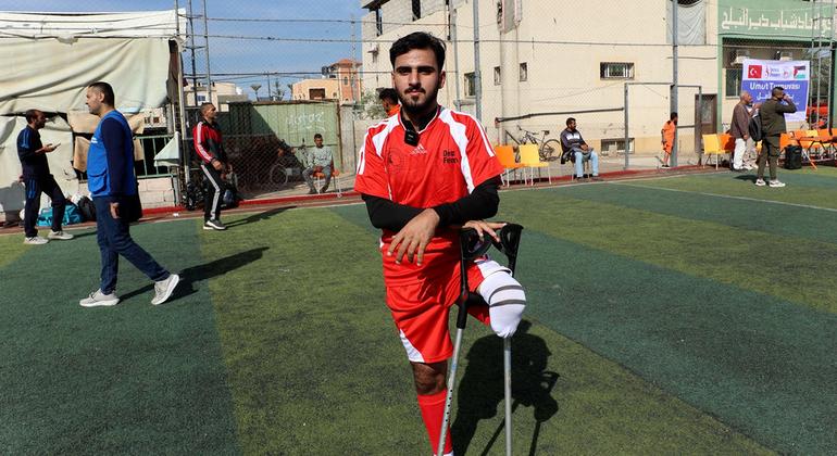 اللاعب عبد الله أبو مخيمر أحد اللاعبين المشاركين في "بطولة الأمل لكرة القدم لمبتوري الأطراف" التي احتضنها ملعب نادي اتحاد شباب دير البلح في غزة 