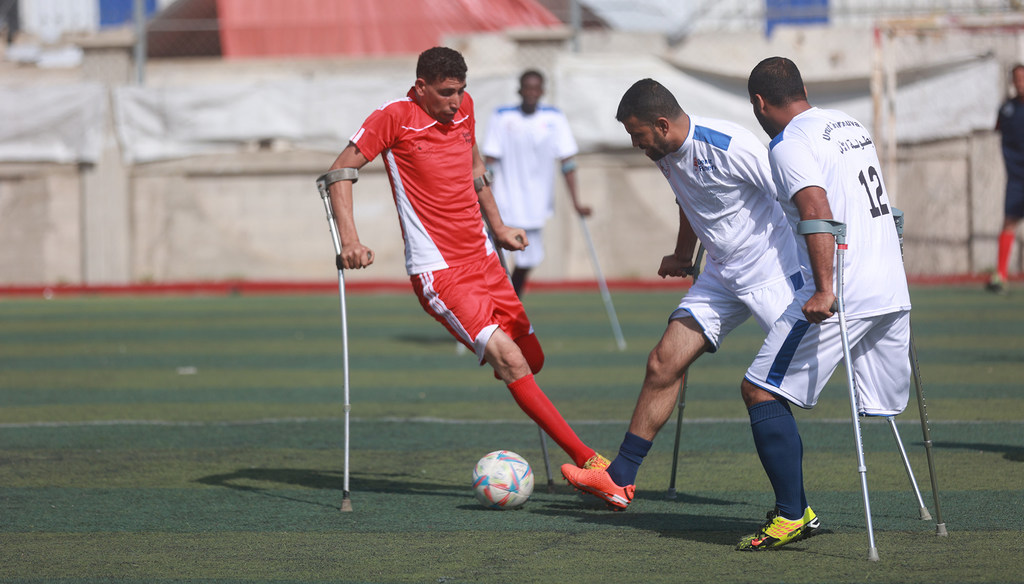 Des joueurs de football amputés de Gaza participent à un match de championnat sur un terrain de football.