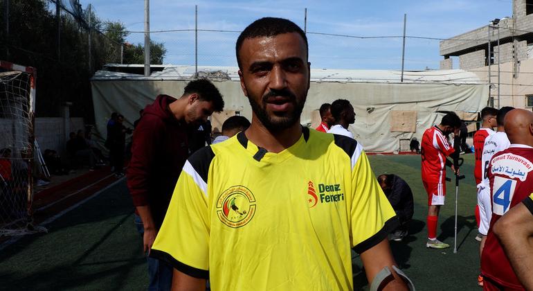 كان محمد أبو جفيل لاعبا لكرة القدم قبل إصابته في حرب 2014 في غزة. وبعد أن بترت قدمه، واجه صعوبات نفسية وجسدية لكنه قرر ألا يستسلم. 