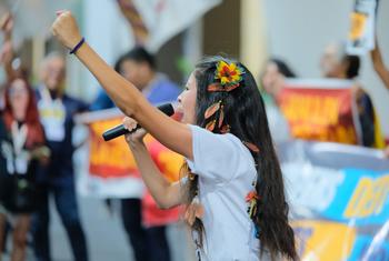 Manifestantes protestan durante la acción «Fin del Mercado Mundial» en la COP30 en Belém, Brasil.