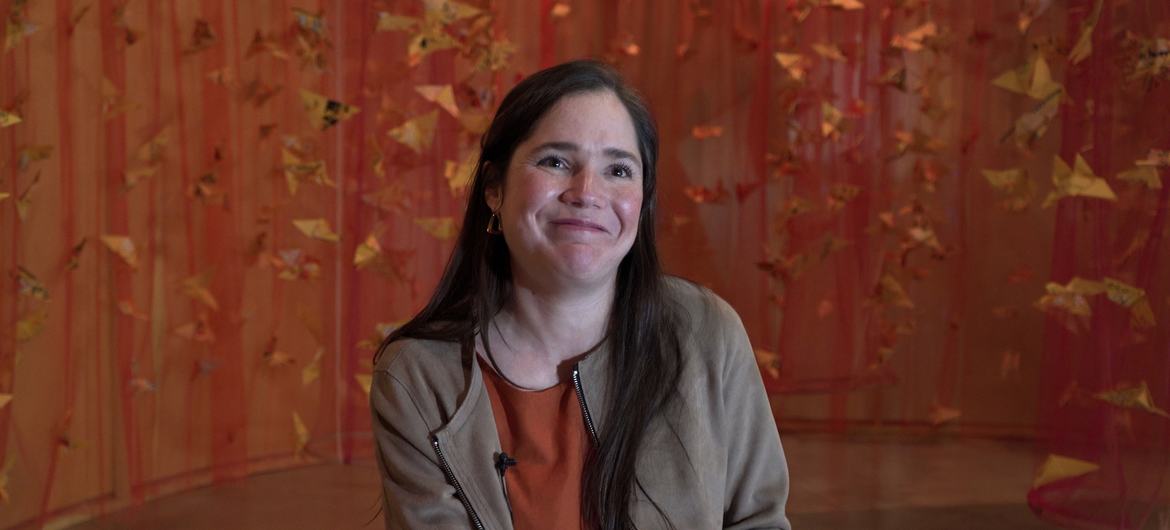 Camila de la Fuente, la ilustradora y artista venezolana-mexicana detrás de la exposición “Pequeñas Alas, Gran Impacto”.