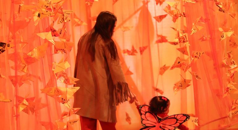 La artista de "Pequeñas Alas, Gran Impacto” motiva a la sociedad a realizar pequeños actos de bondad que impacten positivamente en la vida de las personas migrantes. 