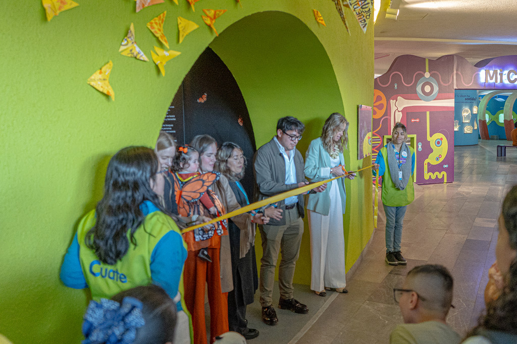 Varias personas cortaron una cinta amarilla para inaugurar un evento en el Museo Infantil Papalote en México.