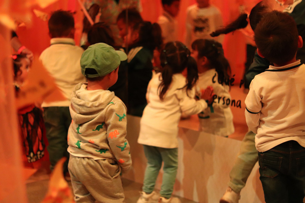 Los niños participan en un taller donde crean mariposas como parte del evento "Pequeñas alas, gran impacto".