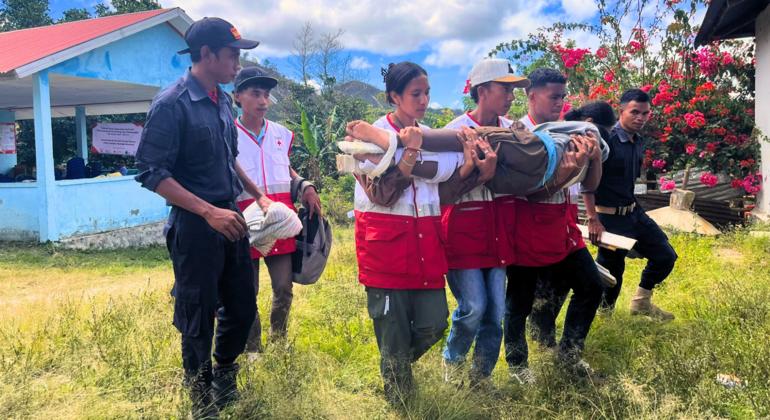 Moradores da aldeia de Orlalan, em Timor-Leste, aprendem o que fazer durante desastres climáticos, como inundações e deslizamentos de terra