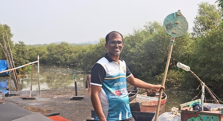 महाराष्ट्र में एक आदिवासी मछुआरा समुदाय के नेता परमानंद कोली. 