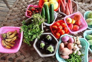 Frutas y verduras frescas preparadas para cocinar.