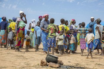 من الأرشيف: نازحون في بوركينا فاسو يتجمعون في أحد المخيمات شمال شرق البلاد.
