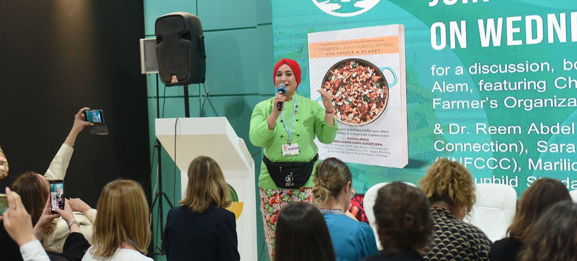 Chef Manal Al Alem, ambassadrice de bonne volonté du Programme alimentaire mondial, lors du lancement du livre de cuisine ''En soutien aux Nations Unies'' à la COP27 en Égypte.