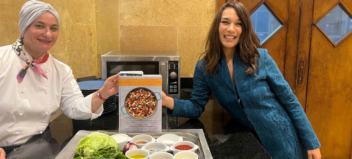 WFP ambasadorica dobre volje kuharica Manal Al-Alem i osnivačica Kitchen Connectiona Erlene Cruz drže kuharicu u znak podrške Ujedinjenim narodima.