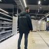 O porta-voz do OCHA, Saviano Abreu, está em um supermercado em Kherson, na Ucrânia, observando as prateleiras vazias.