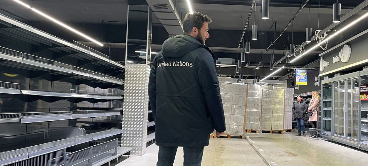 O porta-voz do OCHA, Saviano Abreu, está em um supermercado em Kherson, na Ucrânia, observando as prateleiras vazias.
