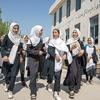 Meninas caminham para a escola em Herat, no Afeganistão. (arquivo)