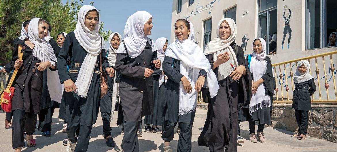 Niñas caminando hacia la escuela en la ciudad afgana de Herat.  (Foto de archivo)