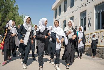 在阿富汗赫拉特，女孩们步行上学。（资料图片）