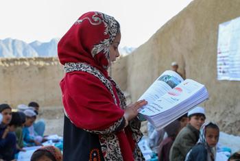 Msichana wa miaka mitano akisoma katika darasa la Elimu ya Jamii (CBE) huko Kandaha, jimbo la kusini mwa Afghanistan. (faili)