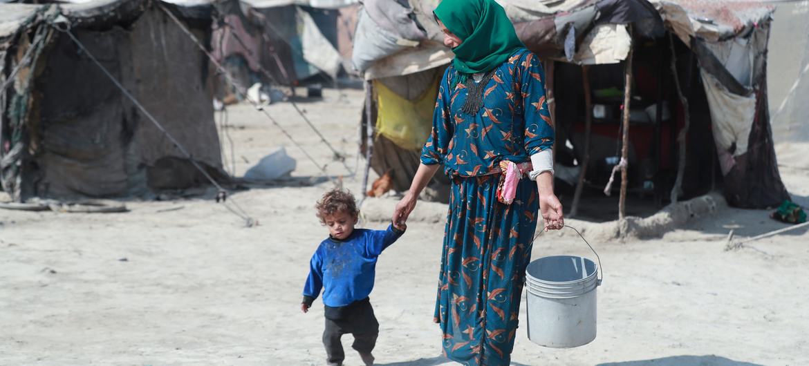 Une famille vivant dans un campement informel dans la ville de Raqqa, au nord-est de la Syrie.