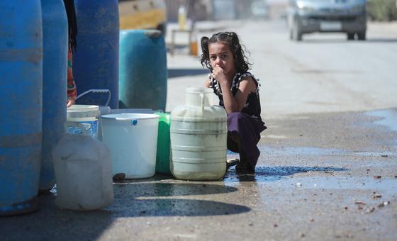 Una niña sentada junto a un camión cisterna de agua en la ciudad de Hasakah, al noreste de Siria.