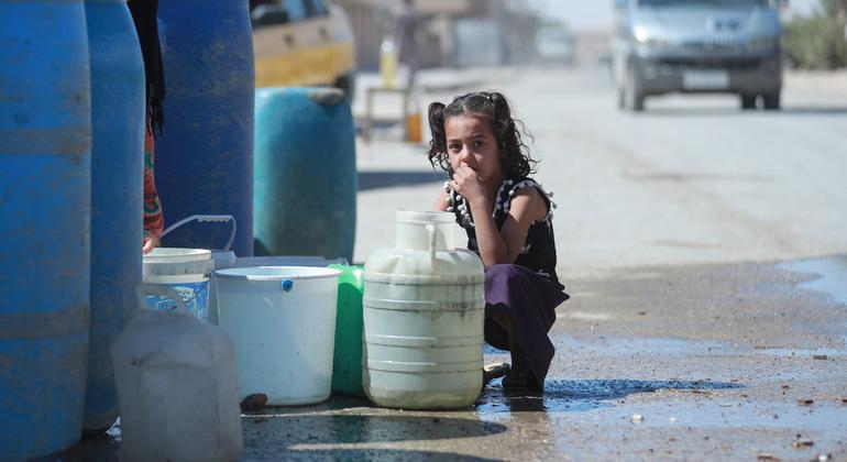 पूर्वोत्तर सीरिया के हसाकाह शह में एक जल सुविधा केन्द्र के पास एक लड़की.