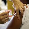 A vacina contra o Papilomavírus Humano (HPV) é administrada a uma jovem em São Paulo, Brasil