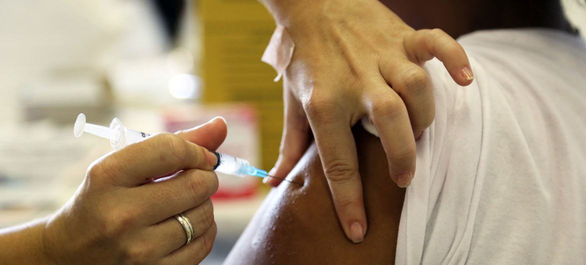 A vacina contra o papilomavírus humano (HPV) é administrada a uma jovem em São Paulo, Brasil