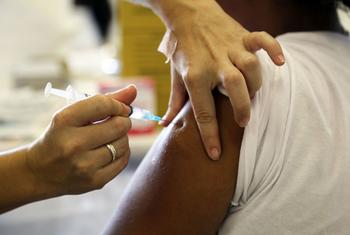 A vacina contra o papilomavírus humano (HPV) é administrada a uma jovem em São Paulo, Brasil