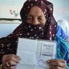 As restrições do Talibã a mulheres e meninas no Afeganistão excluirão as mulheres da participação em atividades políticas como votação, como aconteceu com esta mulher no centro de votação de Bamyan para as eleições parlamentares do Afeganistão, realizada…