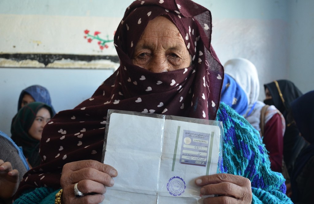 Taliban'ın Afganistan'da kadınlara ve kız çocuklarına yönelik kısıtlamaları, Afganistan'da 19 Mayıs'ta yapılan parlamento seçimleri için Bamyan'daki sandık başındaki bu kadında olduğu gibi, kadınları oy kullanma gibi siyasi faaliyetlere katılmaktan men edecek.