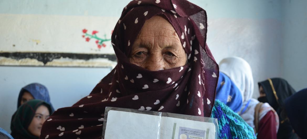 As restrições do Talibã a mulheres e meninas no Afeganistão excluirão as mulheres da participação em atividades políticas como votação, como aconteceu com esta mulher no centro de votação de Bamyan para as eleições parlamentares do Afeganistão, realizada…