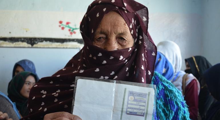 Las restricciones de los talibanes a mujeres y niñas en Afganistán excluirán a las mujeres de participar en actividades políticas como votar, como le ocurrió a esta mujer en el centro electoral de Bamyan para las elecciones parlamentarias de Afganistán, …