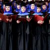 Des étudiantes afghanes se tiennent debout pour prononcer le serment de fin d'études lors de la cérémonie de remise des diplômes dans une université de Herat, en Afghanistan. 